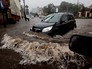 Автомобиль на затопленной дороге во время сильного ливня Автомобиль на затопленной дороге во время сильного ливня