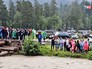 Жители возле разрушенного моста Жители возле разрушенного моста