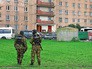 Сотрудники специального отряда быстрого реагирования у одной из многоэтажек Санкт-Петербурга Сотрудники специального отряда быстрого реагирования у одной из многоэтажек Санкт-Петербурга