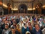 Прихожане в храме Прихожане в храме
