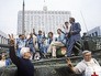 19 августа в Москве объявлено чрезвычайное положение, в город введены войска и техника. Защитники Белого дома 19 августа в Москве объявлено чрезвычайное положение, в город введены войска и техника. Защитники Белого дома