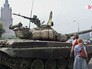 Москвичи преграждают дорогу военной технике во время путча ГКЧП Москвичи преграждают дорогу военной технике во время путча ГКЧП