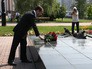Председатель правительства РФ Дмитрий Медведев во время церемонии возложения цветов к Могиле Неизвестного Солдата в Курске Председатель правительства РФ Дмитрий Медведев во время церемонии возложения цветов к Могиле Неизвестного Солдата в Курске