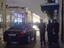 Полицейское оцепление у отделения "Ситибанка", в котором неизвестный захватил заложников и угрожает взорвать банк Полицейское оцепление у отделения "Ситибанка", в котором неизвестный захватил заложников и угрожает взорвать банк
