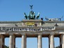 Противники исламизации на Бранденбургских воротах в центре Берлина Противники исламизации на Бранденбургских воротах в центре Берлина