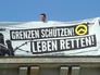 Противники исламизации на Бранденбургских воротах в центре Берлина Противники исламизации на Бранденбургских воротах в центре Берлина