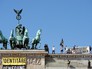 Противники исламизации на Бранденбургских воротах в центре Берлина Противники исламизации на Бранденбургских воротах в центре Берлина