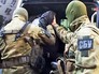 Сотрудники СБУ ведут задержанного Сотрудники СБУ ведут задержанного