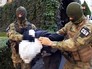 Сотрудники СБУ ведут задержанного Сотрудники СБУ ведут задержанного