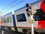 Поезд на железнодорожном переезде Поезд на железнодорожном переезде