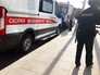 Машины скорой помощи и полиция на месте происшествия Машины скорой помощи и полиция на месте происшествия