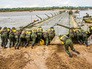 Инженерные войска возводят временный мост Инженерные войска возводят временный мост