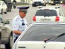 Инспектор ДПС вроверяет документы водителя Инспектор ДПС вроверяет документы водителя