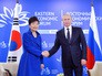 Президент России Владимир Путин и президент Республики Корея Пак Кын Хе Президент России Владимир Путин и президент Республики Корея Пак Кын Хе