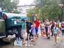 Жители в очереди за питьевой водой Жители в очереди за питьевой водой