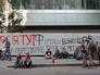 У здания украинского телеканала "Интер" в Киеве У здания украинского телеканала "Интер" в Киеве