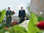 Президент России Владимир Путин на церемонии возложения цветов к могиле первого президента Узбекистана Ислама Каримова Президент России Владимир Путин на церемонии возложения цветов к могиле первого президента Узбекистана Ислама Каримова