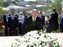 Президент России Владимир Путин на церемонии возложения цветов к могиле первого президента Узбекистана Ислама Каримова Президент России Владимир Путин на церемонии возложения цветов к могиле первого президента Узбекистана Ислама Каримова