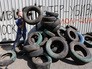 Протестующий у здания украинского телеканала "Интер" в Киеве Протестующий у здания украинского телеканала "Интер" в Киеве
