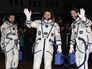 Астронавт НАСА Джеффри Уилльямс, космонавты Роскосмоса Алексей Овчинин и Олег Скрипочка (справа налево) Астронавт НАСА Джеффри Уилльямс, космонавты Роскосмоса Алексей Овчинин и Олег Скрипочка (справа налево)