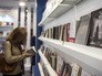 Посетительница на открытии книжной выставки-ярмарки на ВДНХ в Москве Посетительница на открытии книжной выставки-ярмарки на ВДНХ в Москве