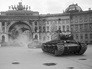 Колонна танков выезжает из арки Генерального штаба на Дворцовую площадь и отправляется на фронт. Ленинград Колонна танков выезжает из арки Генерального штаба на Дворцовую площадь и отправляется на фронт. Ленинград