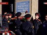 Возложение цветов к надписи на доме № 14 по Невскому проспекту в Санкт-Петербурге Возложение цветов к надписи на доме № 14 по Невскому проспекту в Санкт-Петербурге