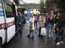 Очередь горожан у мобильного прививочного пункта на площади перед вестибюлем станции метро "Бауманская" в Москве Очередь горожан у мобильного прививочного пункта на площади перед вестибюлем станции метро "Бауманская" в Москве
