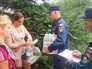 Спасатели МЧС раздают питьевую воду жителям Спасатели МЧС раздают питьевую воду жителям