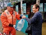 Спасатели МЧС раздают питьевую воду жителям Спасатели МЧС раздают питьевую воду жителям