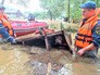 Спасатели МЧС спасают собаку в зоне паводка Спасатели МЧС спасают собаку в зоне паводка