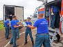 Спасатели МЧС привезли гуманитарную помощь Спасатели МЧС привезли гуманитарную помощь