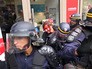 Полиция Франции задерживает участников митинга Полиция Франции задерживает участников митинга