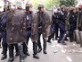 Полиция Франции во время уличных беспорядков Полиция Франции во время уличных беспорядков