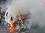 Пожарные Австралии тушат горящий автобус Пожарные Австралии тушат горящий автобус