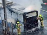 Пожарные Австралии тушат горящий автобус Пожарные Австралии тушат горящий автобус