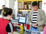 Покупатели на кассе супермаркета Покупатели на кассе супермаркета