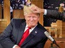 Ведущий телешоу взъерошил волосы Дональду Трампу Ведущий телешоу взъерошил волосы Дональду Трампу