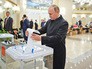 Владимир Путин голосует на выборах Владимир Путин голосует на выборах