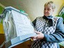 Работник избирательного участка держит урну для голосования Работник избирательного участка держит урну для голосования