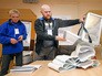 Подсчет голосов на одном из избирательных участков Подсчет голосов на одном из избирательных участков