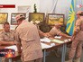 Российские военнослужащие во время голосования Российские военнослужащие во время голосования