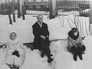 Кадр из фильма режиссера Петра Тодоровского по сценарию Александра Володина "Фокусник". Кукушкин - Зиновий Гердт, Елена Ивановна - Алла Ларионова (слева), Лиля - Ольга Гобзева. Репродукция Кадр из фильма режиссера Петра Тодоровского по сценарию Александра Володина "Фокусник". Кукушкин - Зиновий Гердт, Елена Ивановна - Алла Ларионова (слева), Лиля - Ольга Гобзева. Репродукция