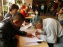 Жители Донецка участвуют в предварительном общественном голосовании Жители Донецка участвуют в предварительном общественном голосовании
