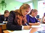 Старшеклассники на уроке в школе Старшеклассники на уроке в школе