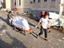 Врачи эвакуируют пострадавших Врачи эвакуируют пострадавших