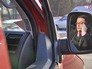 Мужчина говорит по сотовому телефону Мужчина говорит по сотовому телефону