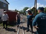 Сотрудники МЧС России разговаривают с местными жителями Сотрудники МЧС России разговаривают с местными жителями