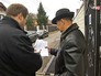 Представители налоговой службы осматривают дачные участки Представители налоговой службы осматривают дачные участки