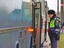 Инсектор ДПС проверяет нелегальный автобус Инсектор ДПС проверяет нелегальный автобус